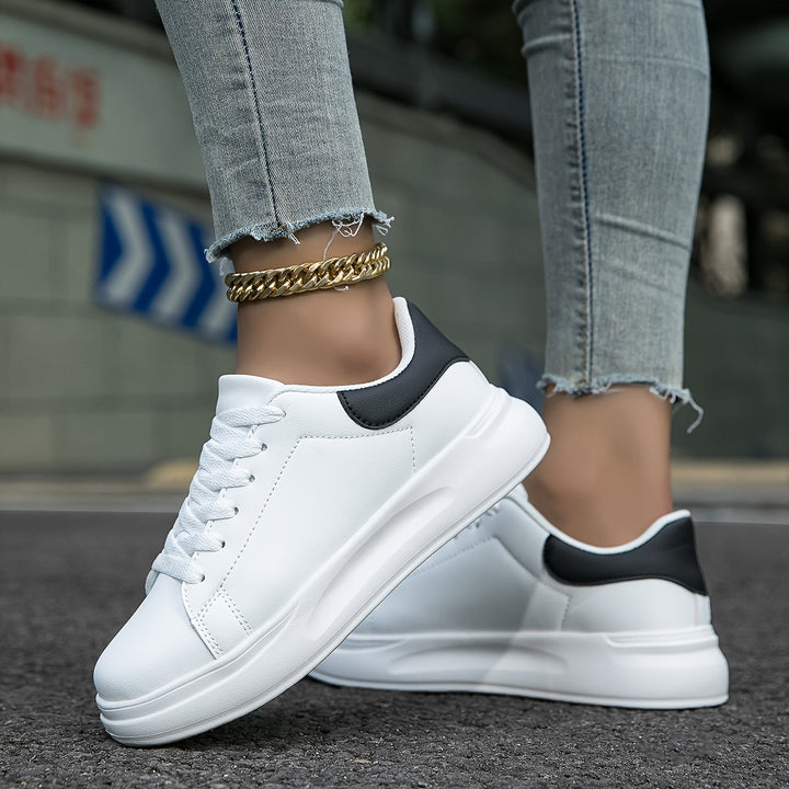 Close-up van het ademende materiaal van de witte orthopedische dames sneakers.