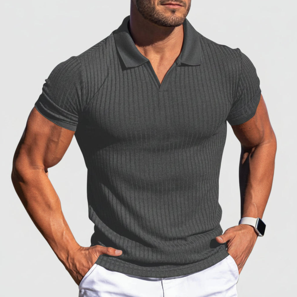 Slimfit heren poloshirt met korte mouwen, benadrukt moderne pasvorm. Geschikt voor casual herenmode en zomer.