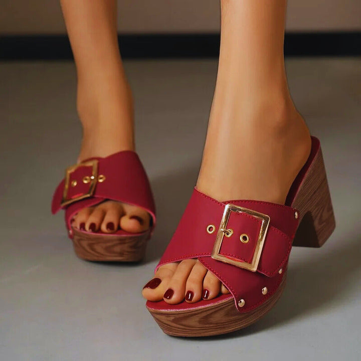 Comfortabele dames sandaal met elegante plateauhak. Trendy slip-on zomerschoen voor casual mode.