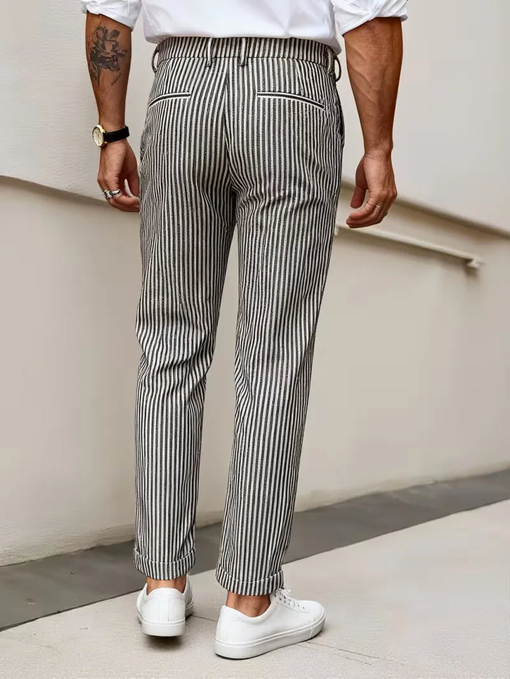 Modieuze zwarte heren gestreepte cropped straight leg pantalon. Veelzijdige smart casual broek voor lente en zomer.