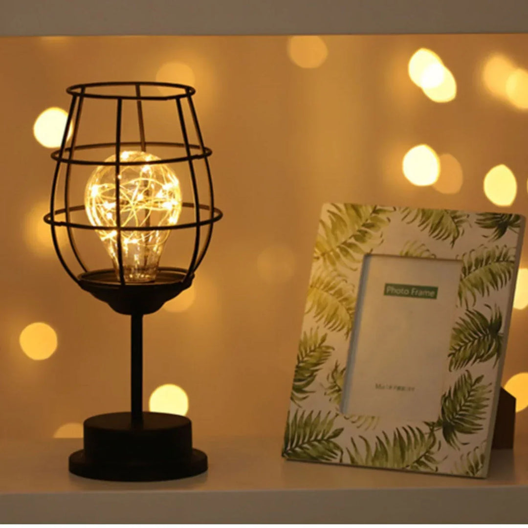 Detail van de verstelbare zwarte metalen voet van de Luxe Tafellamp EleganceGlow. Modern design.