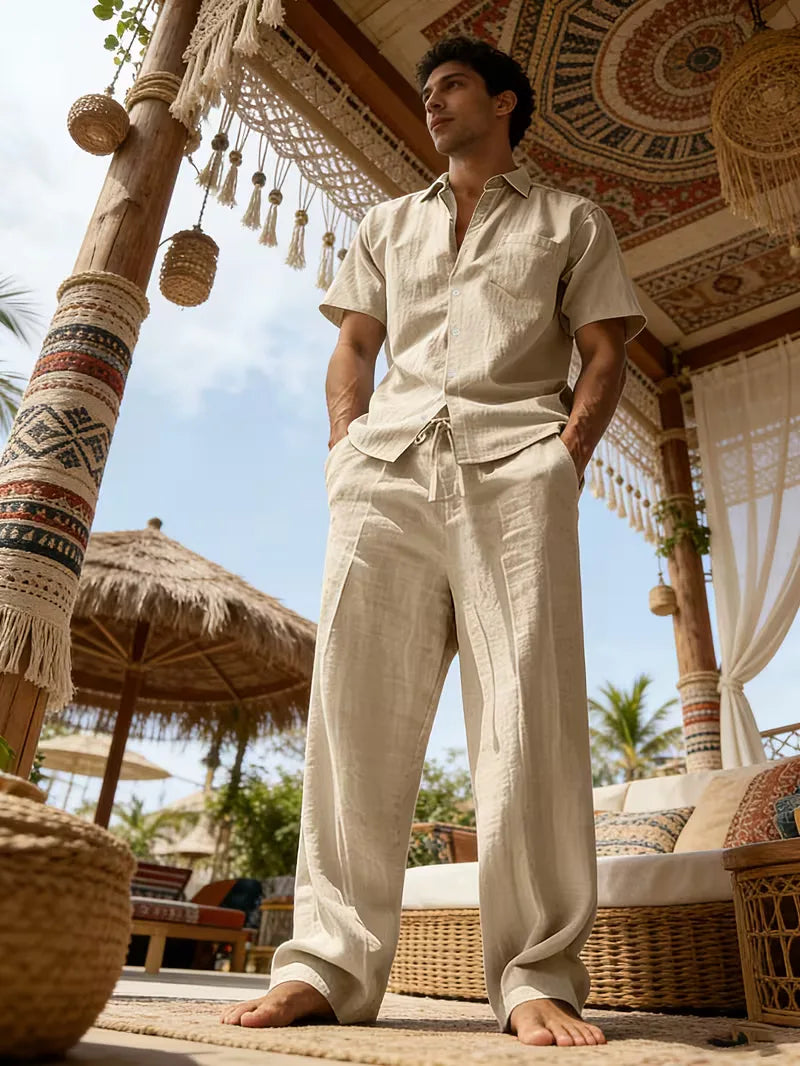 Stijlvolle heren casual strandset. V-hals overhemd en wijde pijp broek, perfect voor zonnige dagen.