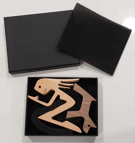 Unieke handgemaakte houten sculptuur van een mens en hond, kunstwerk voor huisdierliefhebbers.