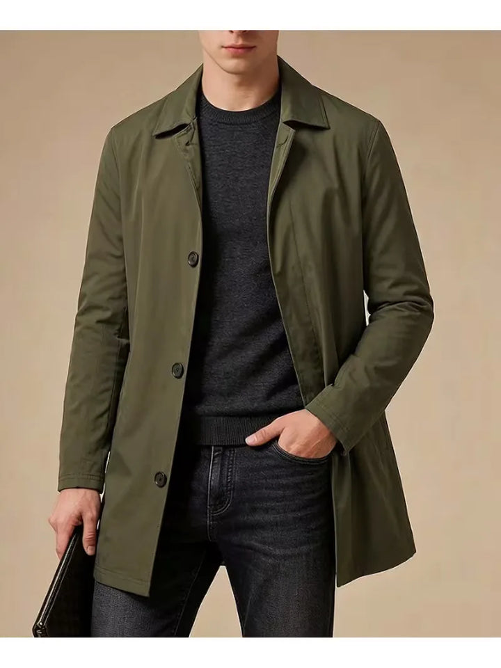 Zwarte slim fit heren trenchcoat, moderne single-breasted overjas voor een elegante zakelijke look.
