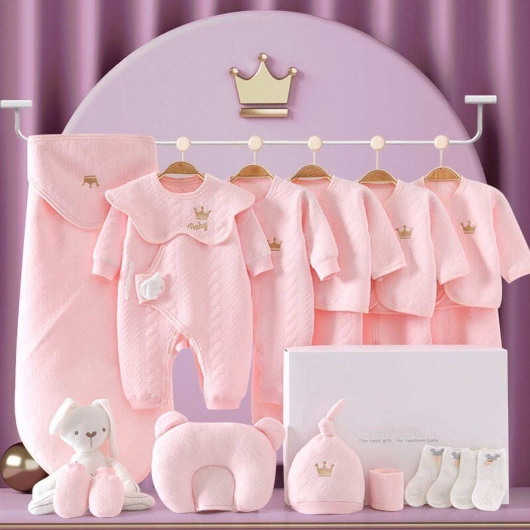 Detail van geborduurde decoratie op de luxe babyromper, onderdeel van een stijlvolle pasgeboren set.