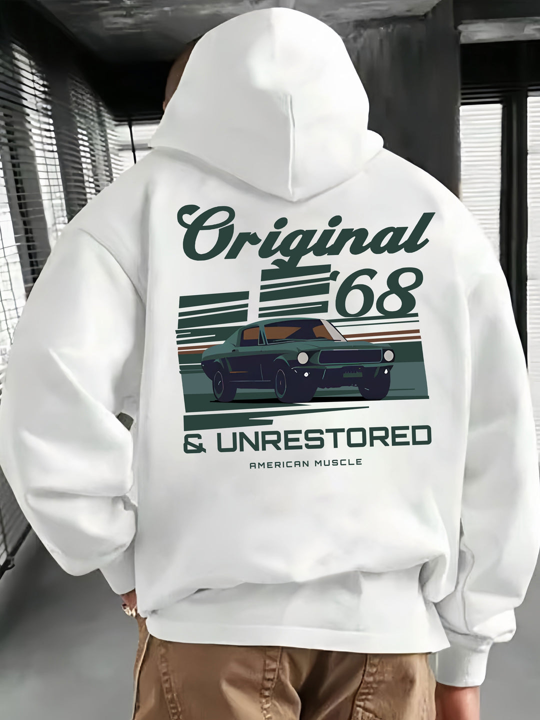 Beige heren hoodie met retro muscle car print, ideaal voor casual mode en een tijdloze stijl.