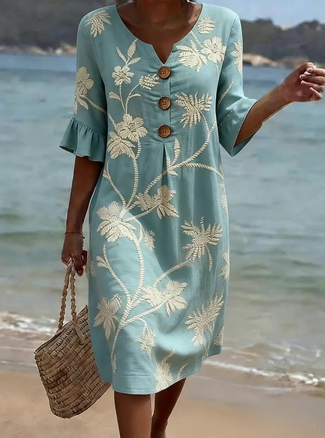Blauwe dames jurk met knopen, luchtige en veelzijdige stijl. Perfect als comfortabele casual zomerjurk.