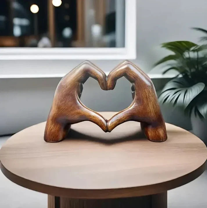 Modern houten decoratiehart, handgemaakt liefdessymbool voor stijlvol interieur of als uniek cadeau.