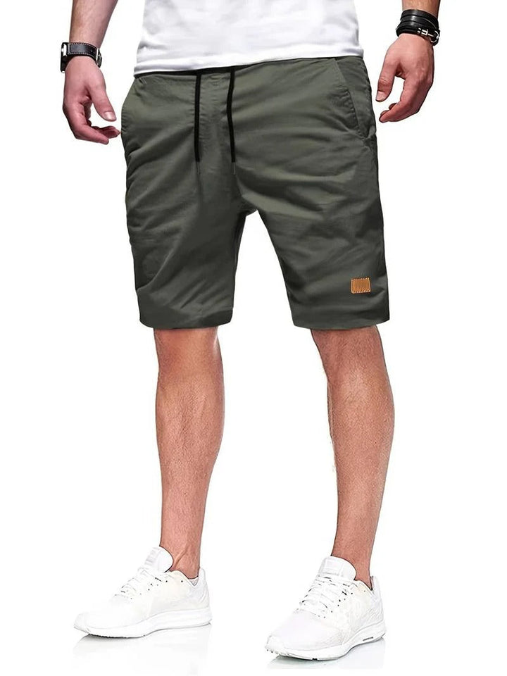 Comfortabele heren korte broek met verstelbaar trekkoord en praktische zakken. Perfect voor casual zomerstijl.