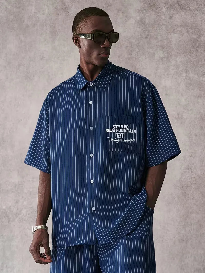 Streetwear heren overhemd: casual donkerblauw met verticale strepen, oversized model, korte mouw, zomer.