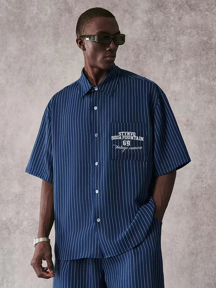 Streetwear heren overhemd: casual donkerblauw met verticale strepen, oversized model, korte mouw, zomer.