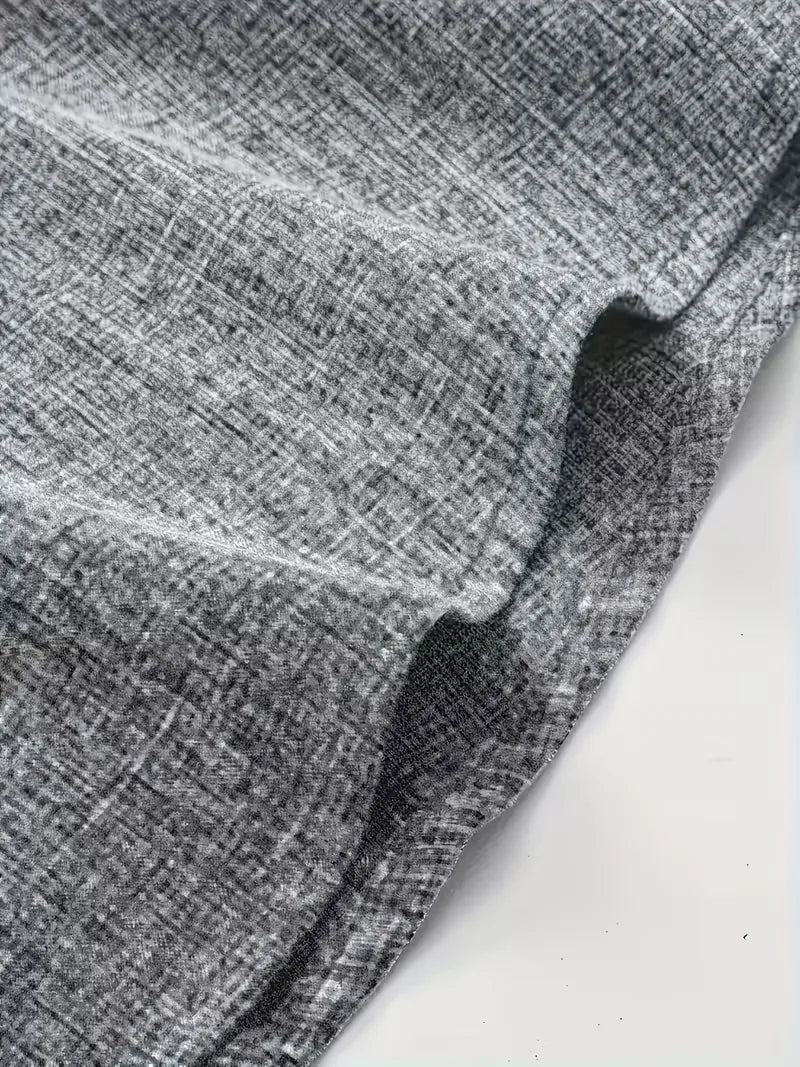 Close-up van het V-hals casual herenshirt met korte mouwen, zachte stof en comfortabele regular fit.