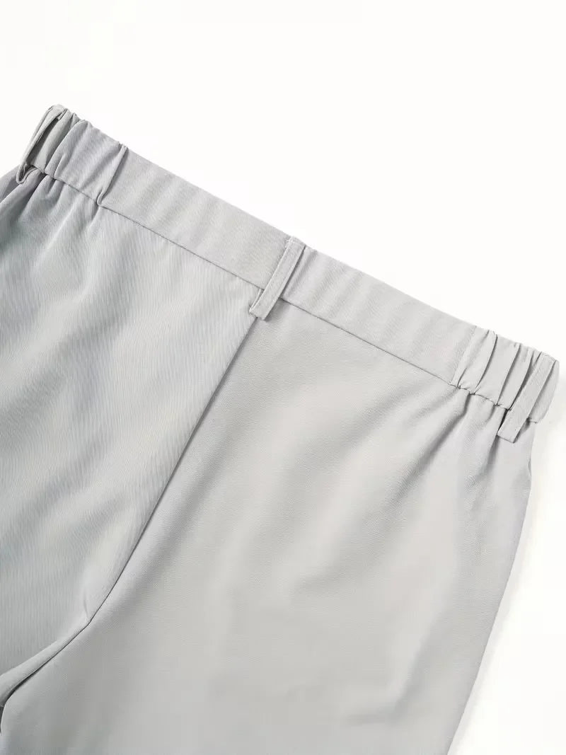 Stijlvolle heren chino shorts in diepgroen, met zijzakken en riemlussen, ideaal voor smart casual.