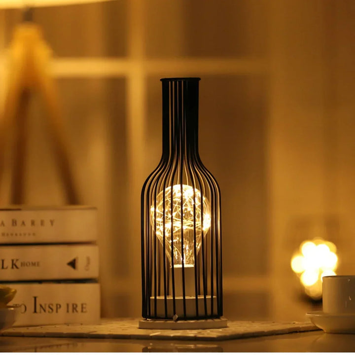 Moderne luxe tafellamp EleganceGlow in een sfeervolle woonkamer. Zwart, verstelbaar en dimbaar design.