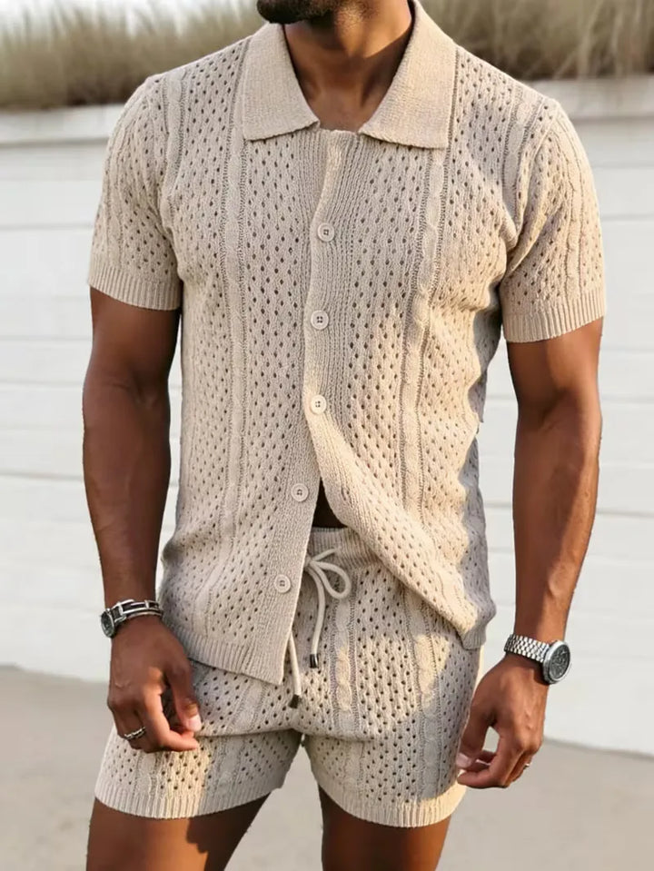 Stijlvolle heren gebreide strandkleding set, beige V-hals shirt met korte mouwen en bijpassende shorts voor vakantie.
