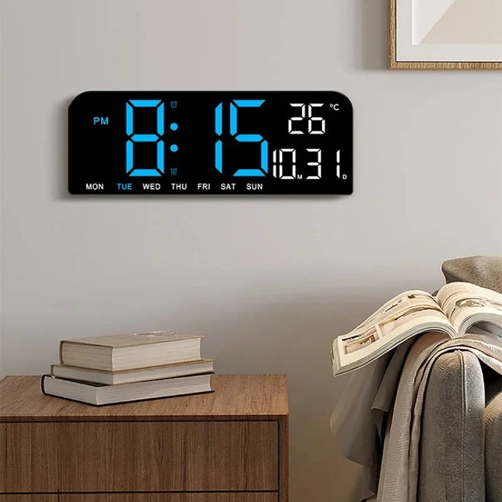 Grote digitale wandklok voor huis of kantoor, toont duidelijk tijd, datum en temperatuur.