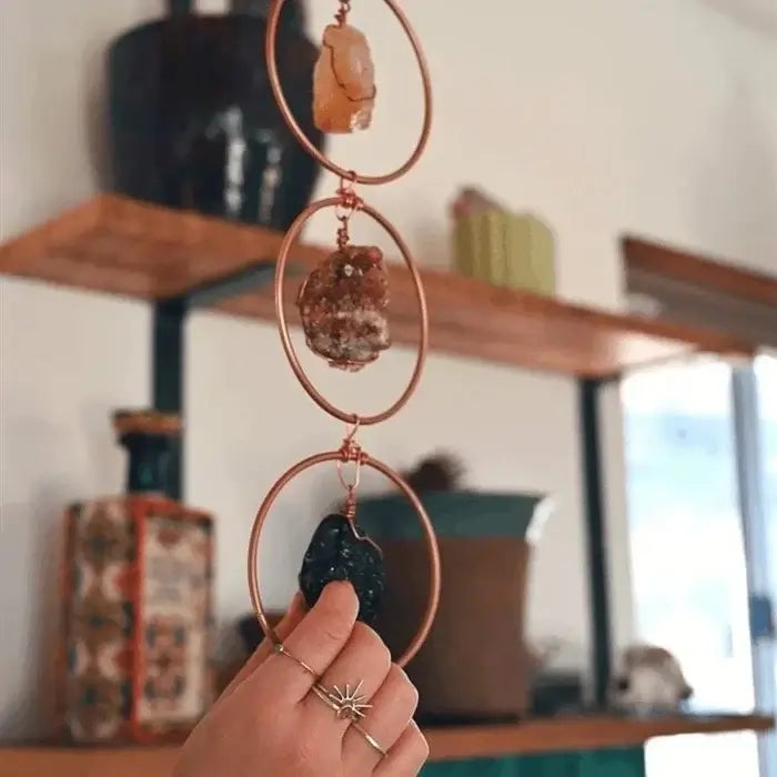 Stijlvolle chakra decoratie met helende edelstenen, perfect voor meer positiviteit en meditatie in huis.
