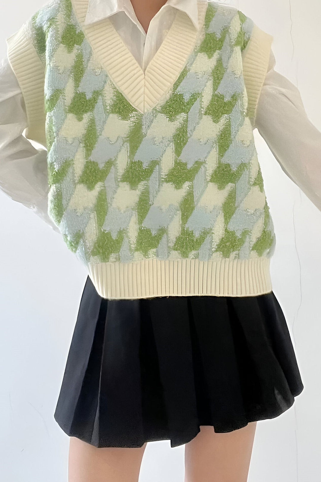 Chic gebreid damesvest met moderne print en V-hals, ideaal voor een casual maar stijlvolle look dit seizoen.
