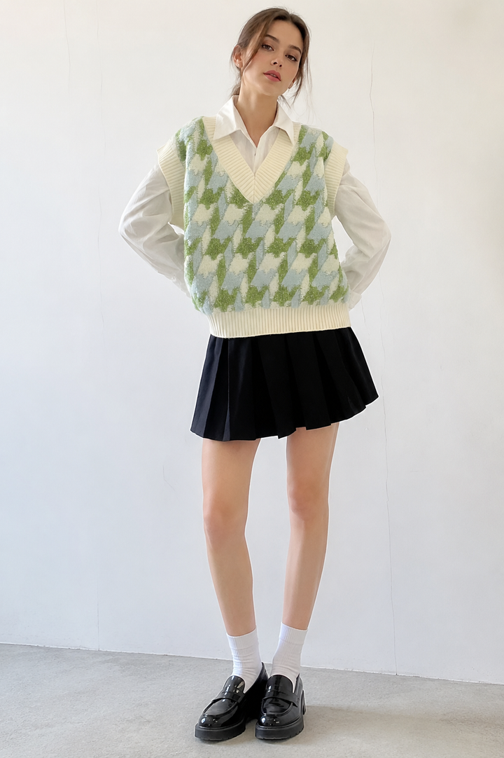 Gebreid damesvest met trendy print en stijlvolle V-hals, perfect voor gelaagde outfits in najaar/lente.