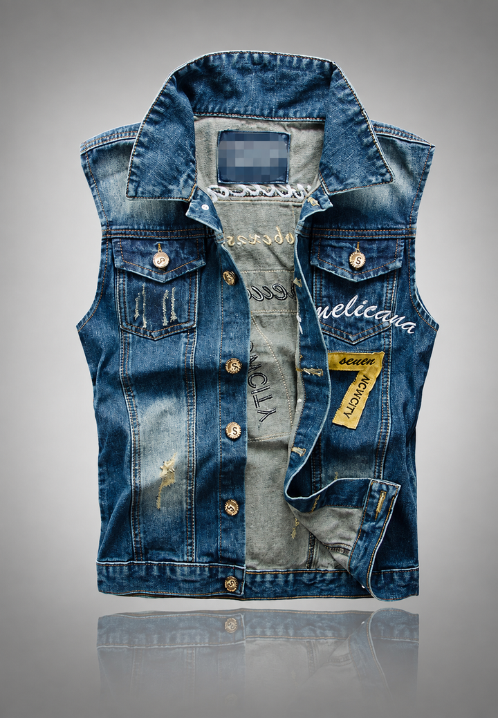 Blauw denim heren spijkerjasje met een eigentijdse urban look en verfijnde geborduurde accenten.