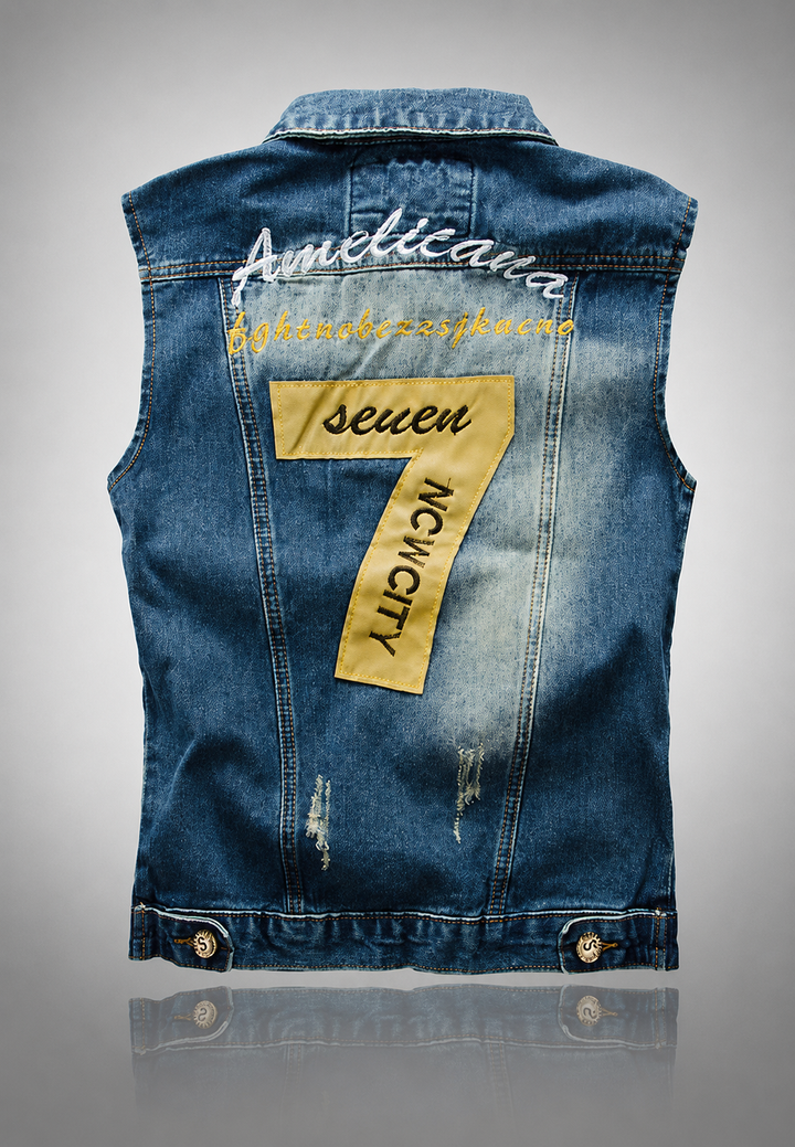 Comfortabel heren spijkerjasje in blauw, perfect voor laagjes in een urban casual outfit met geborduurde details.