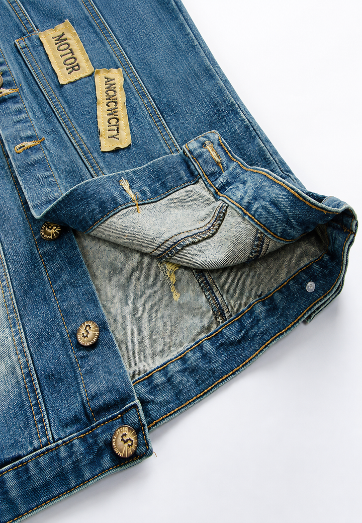 Blauw heren spijkerjasje met geborduurde details, perfect voor een trendy urban casual look.