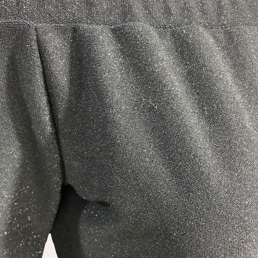 "Champagne kleur glitterjurk met korte mouwen en lange snit, perfect voor elegante zomerse feestjes en gelegenheden."