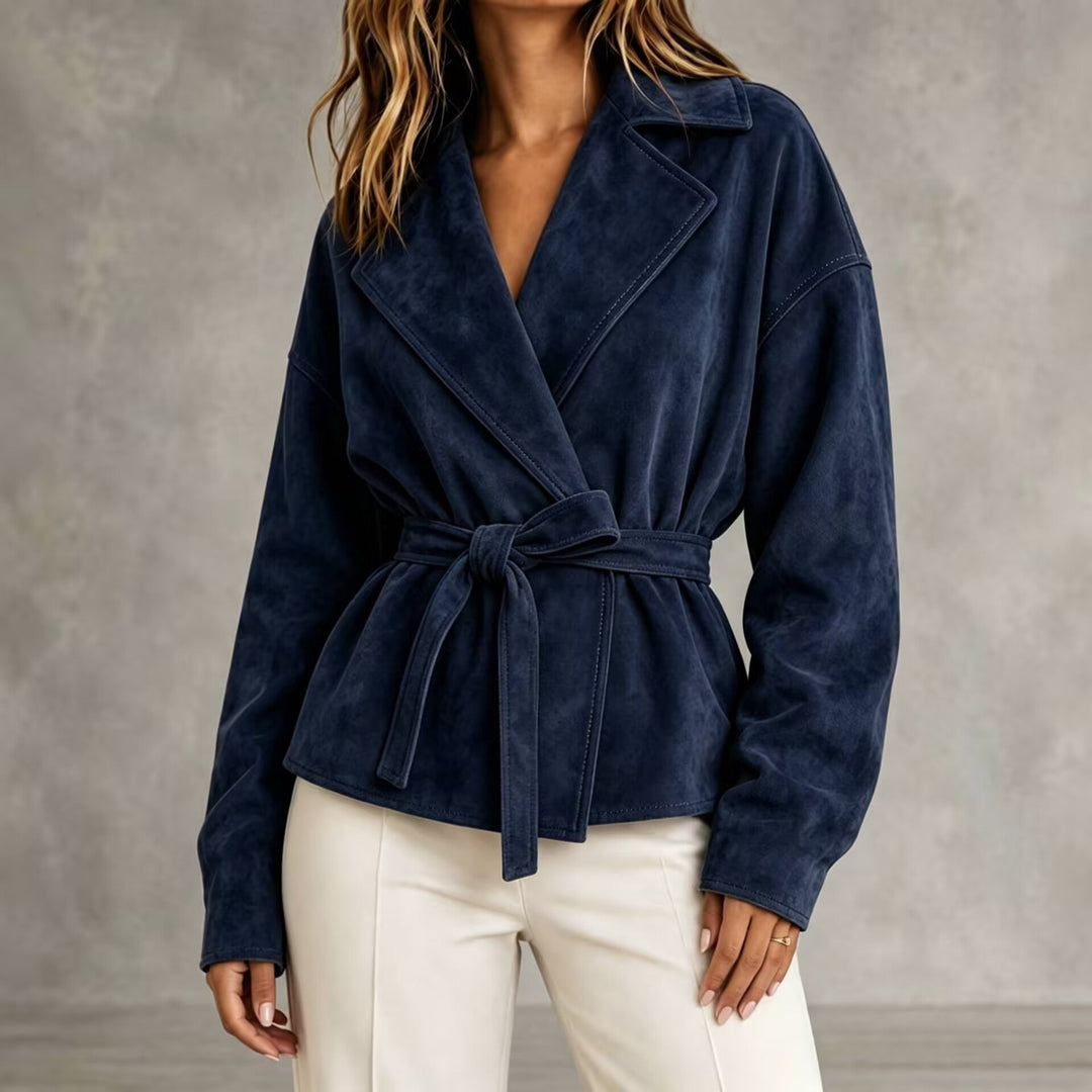 Modieus kort dames suède-look jasje met verstelbare riem, voor een getailleerde en stijlvolle look.