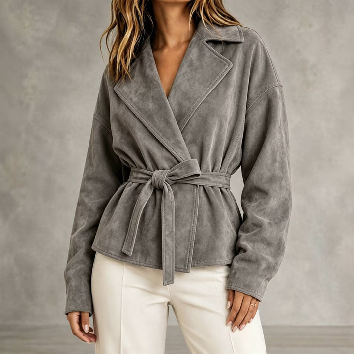Elegant kort damesjasje met suède-look, lange mouwen en getailleerde riem, voor een modieuze vibe.