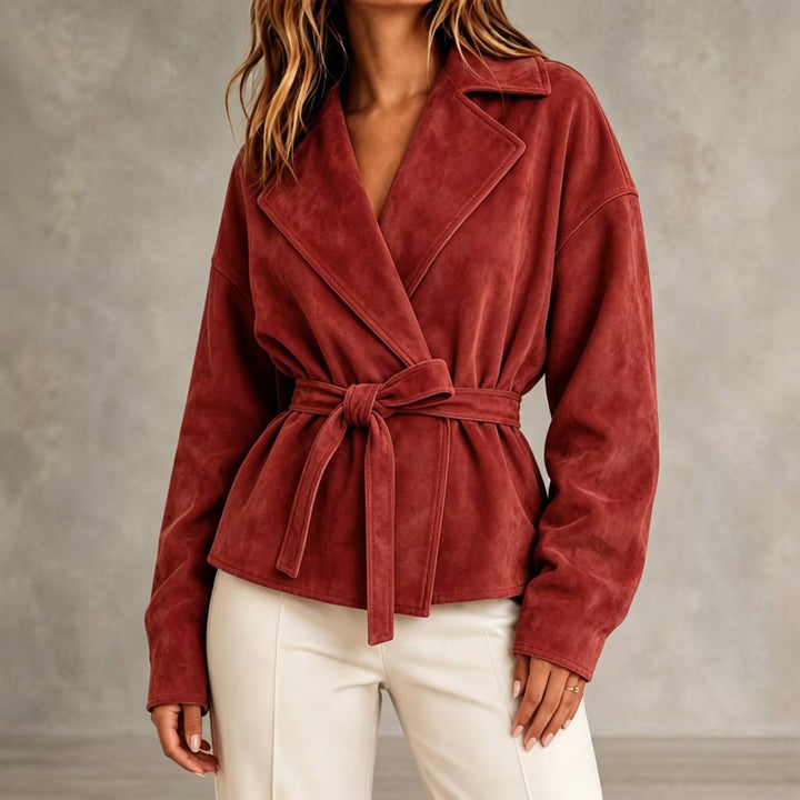 Veelzijdig kort damesjasje met suède-look en riem, geschikt voor trendy en casual chic outfits.