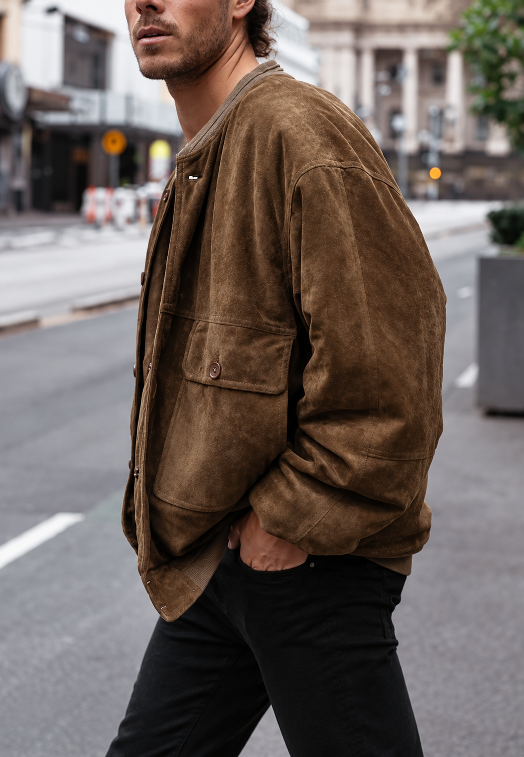 Stijlvolle herenjas van suède-look materiaal, ruime pasvorm, koffiekleur, voor een modieuze casual look.