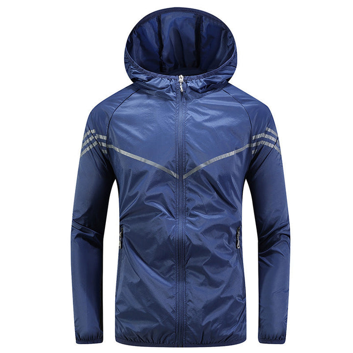Functioneel wit waterdicht herenjack met capuchon, ritssluiting en zakken; een essentiële lente- of herfstjas.