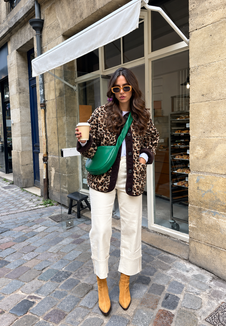 Elegante damesjas met unieke luipaardprint en verfijnde biezen. Trendy herfstmode voor vrouwen.