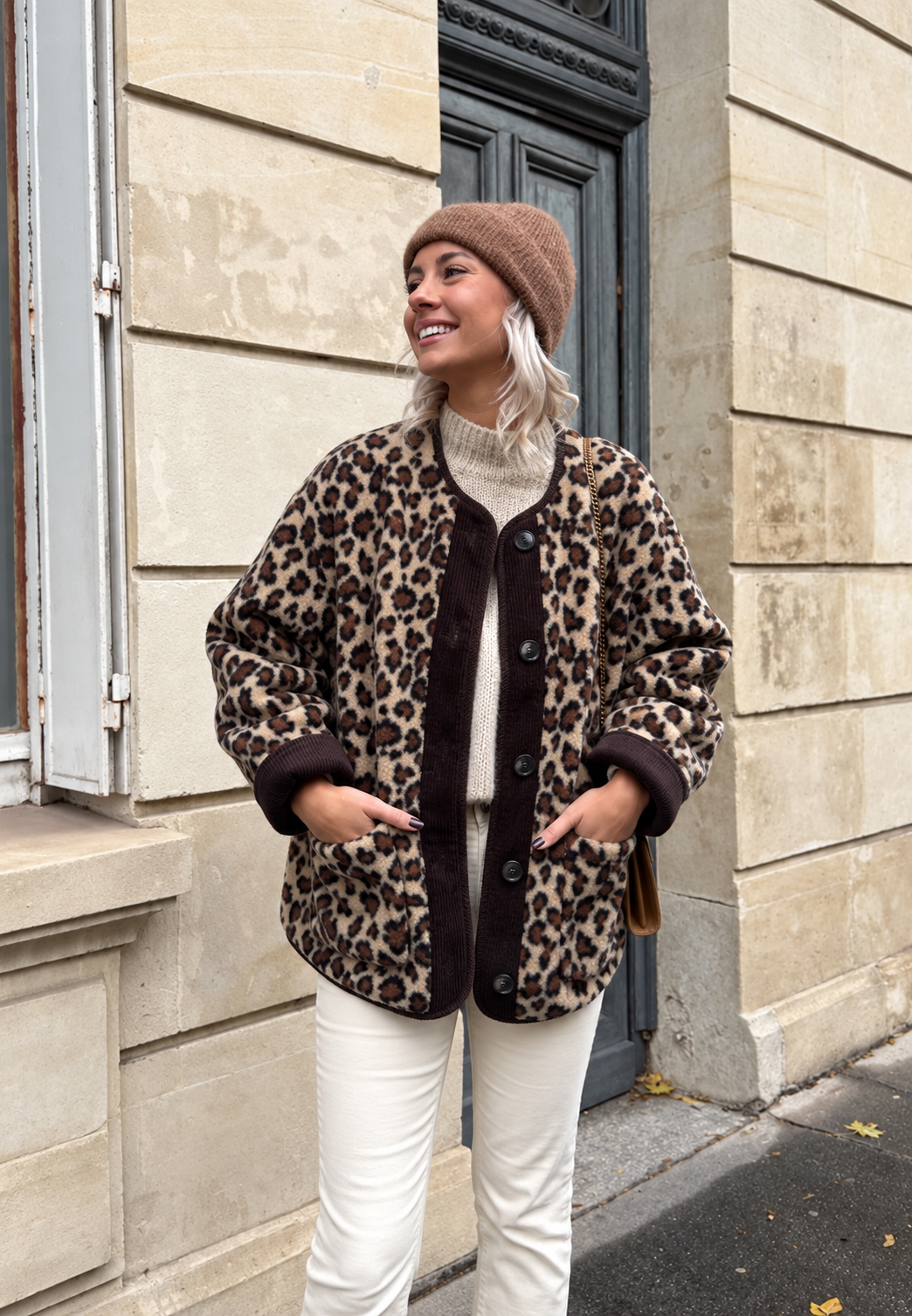 Comfortabele damesjas met levendige luipaardprint en elegante biezen. Een trendy stuk herfstmode.