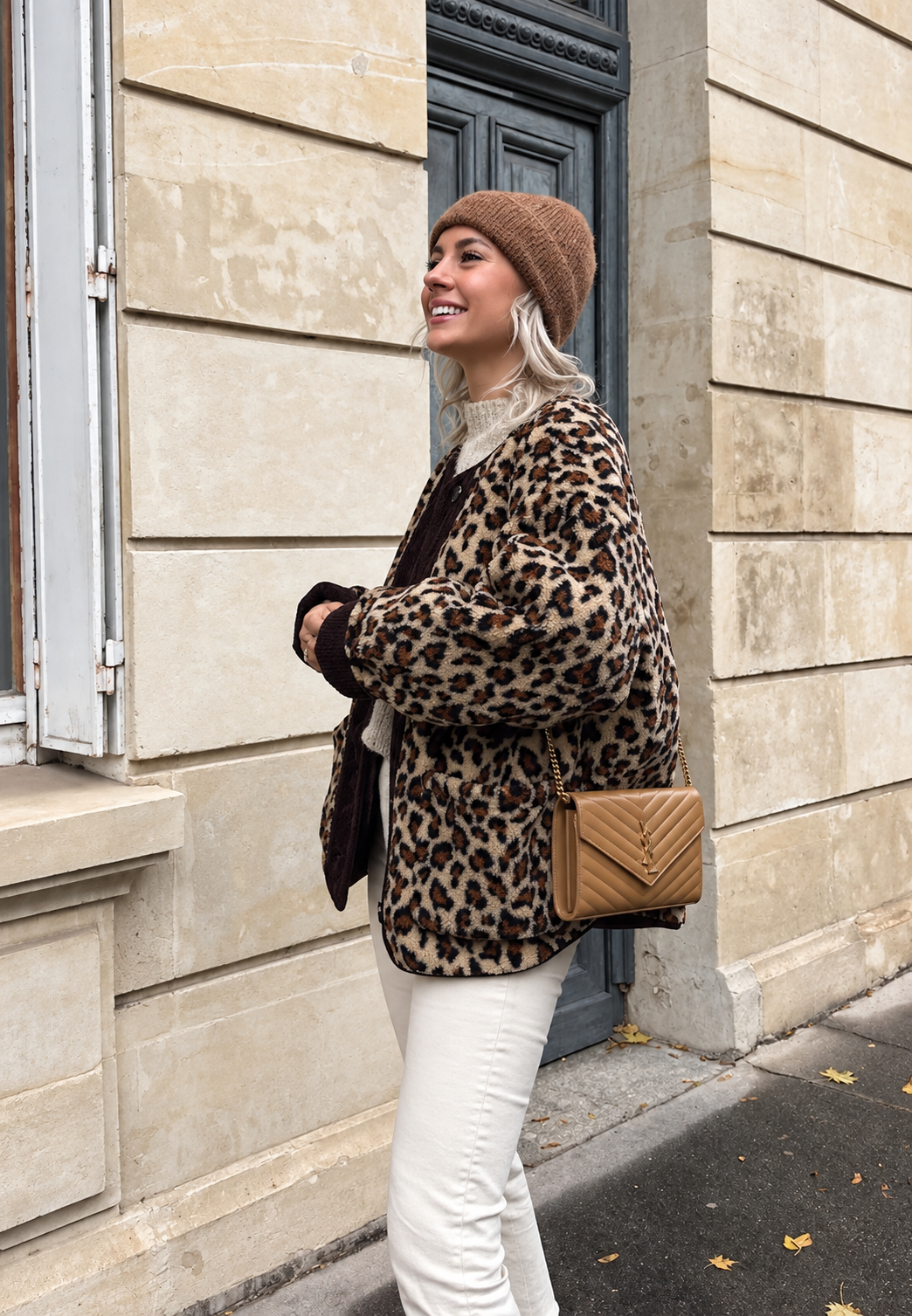 Chique damesjas met opvallende luipaardprint en subtiele biezen. Trendy en elegante herfst bovenkleding.