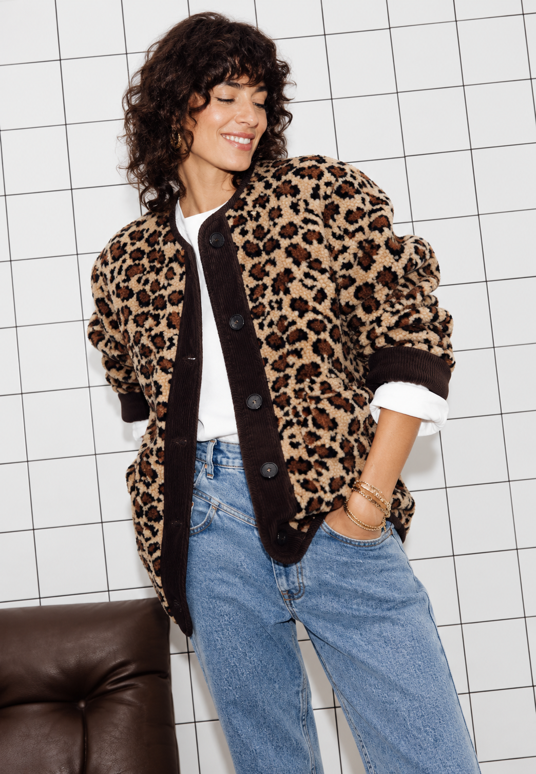 Damesjas met trendy luipaardprint en elegante biezen, een stijlvolle keuze voor herfstmode.