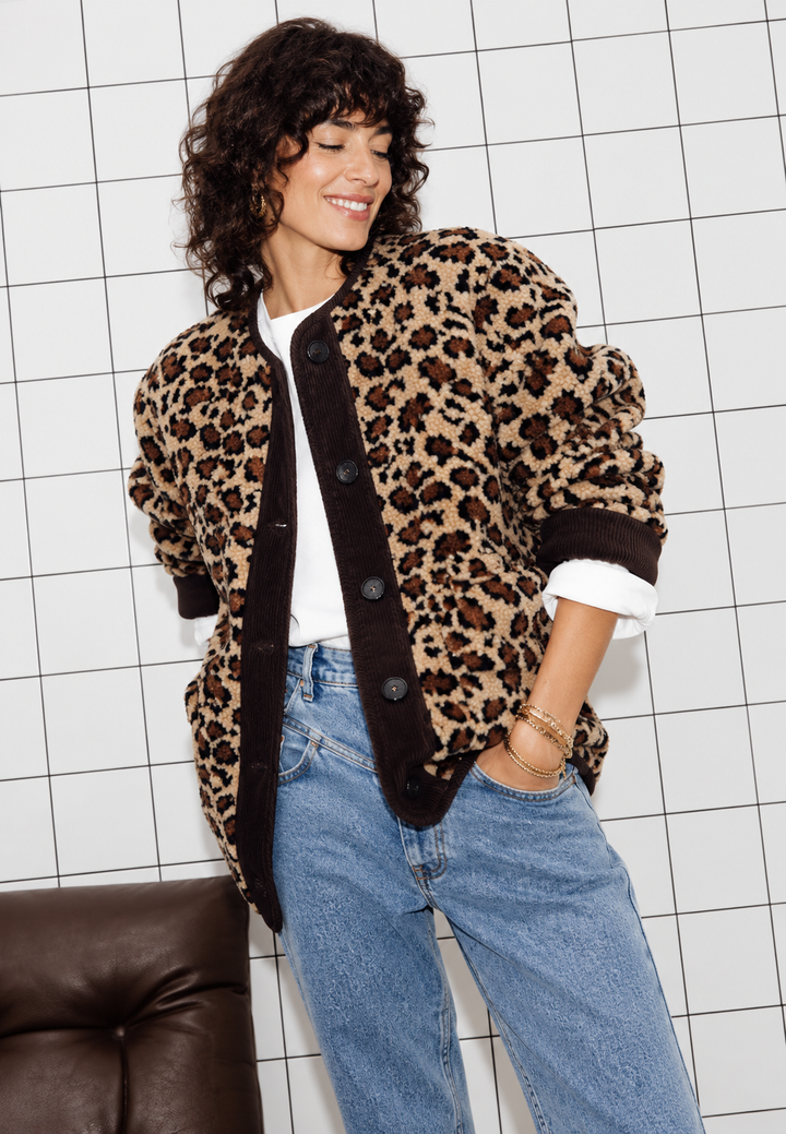Damesjas met trendy luipaardprint en elegante biezen, een stijlvolle keuze voor herfstmode.