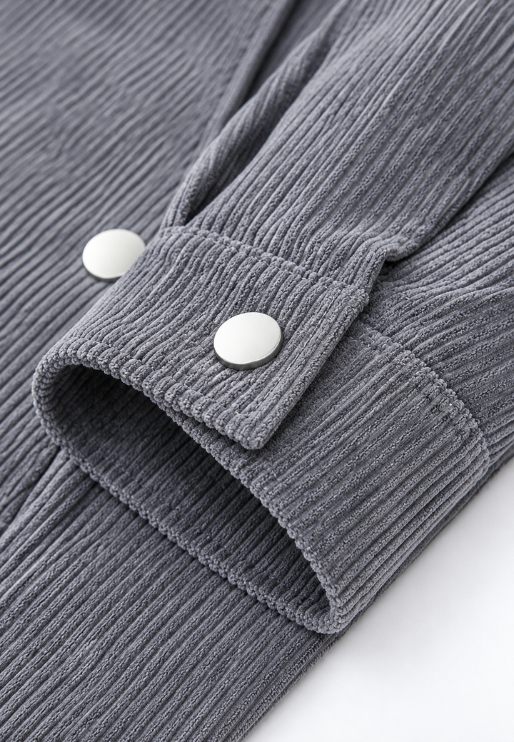 Man draagt stijlvolle heren overhemdjas met drukknopen, comfortabele buitenkleding voor lente en herfst.