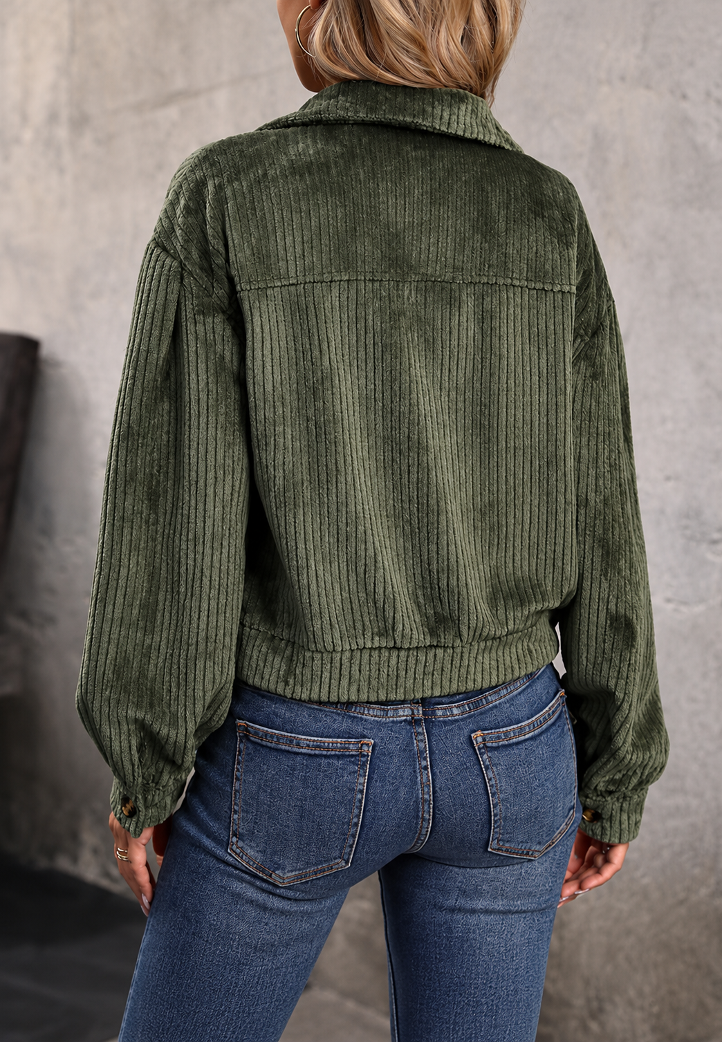 Trendy groen lente/herfst dames jasje. Kort model met overhemdkraag en functionele klepzakken voor dagelijks gebruik.