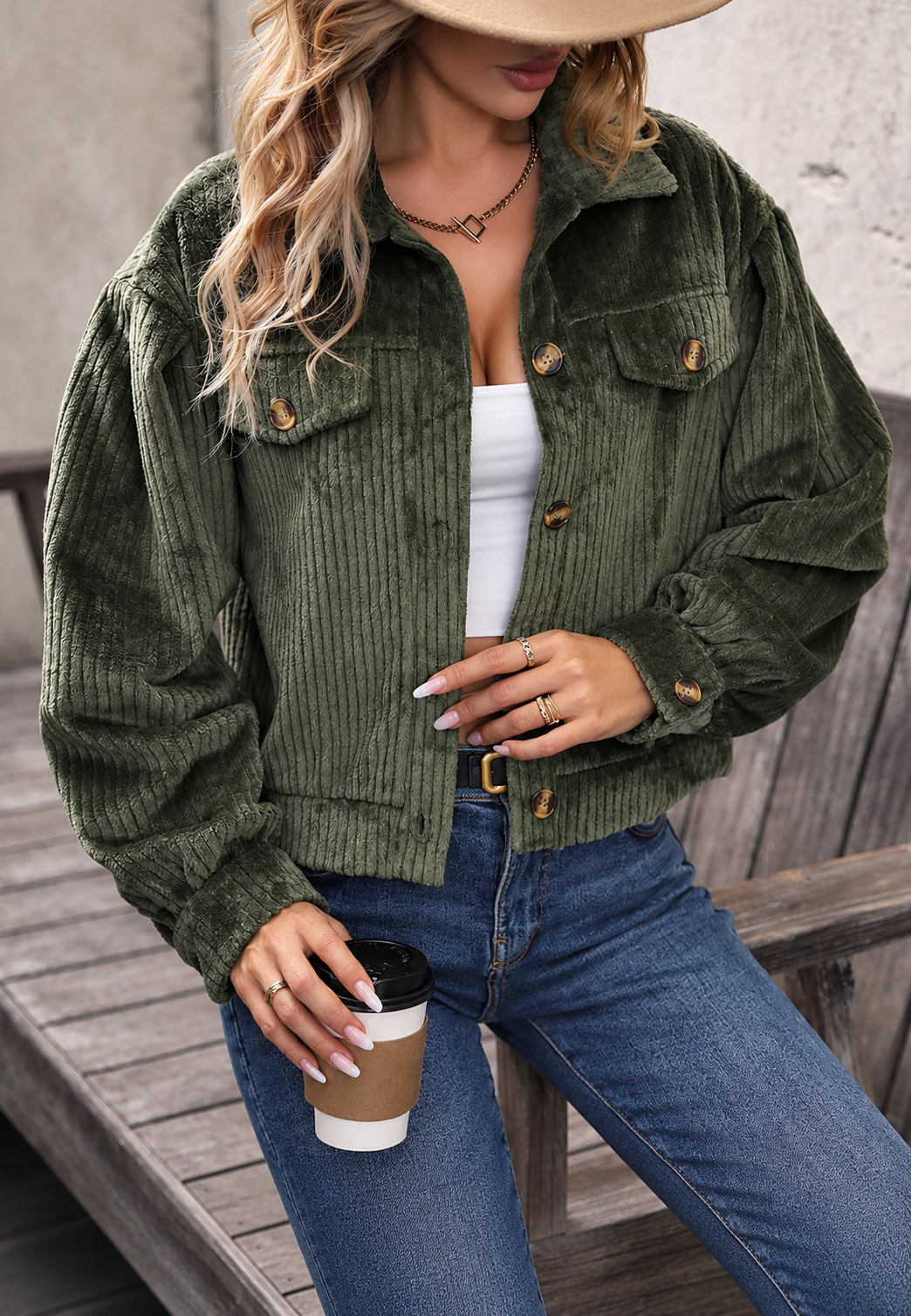 Stijlvol groen dames kort jasje met overhemdkraag en klepzakken. Perfect voor casual chic overgangsweer.