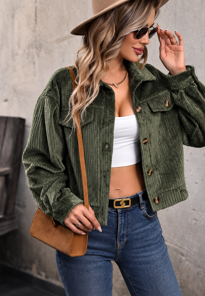 Veelzijdig kort dames jasje met praktische klepzakken en klassieke overhemdkraag. Ideaal voor gelaagde looks.