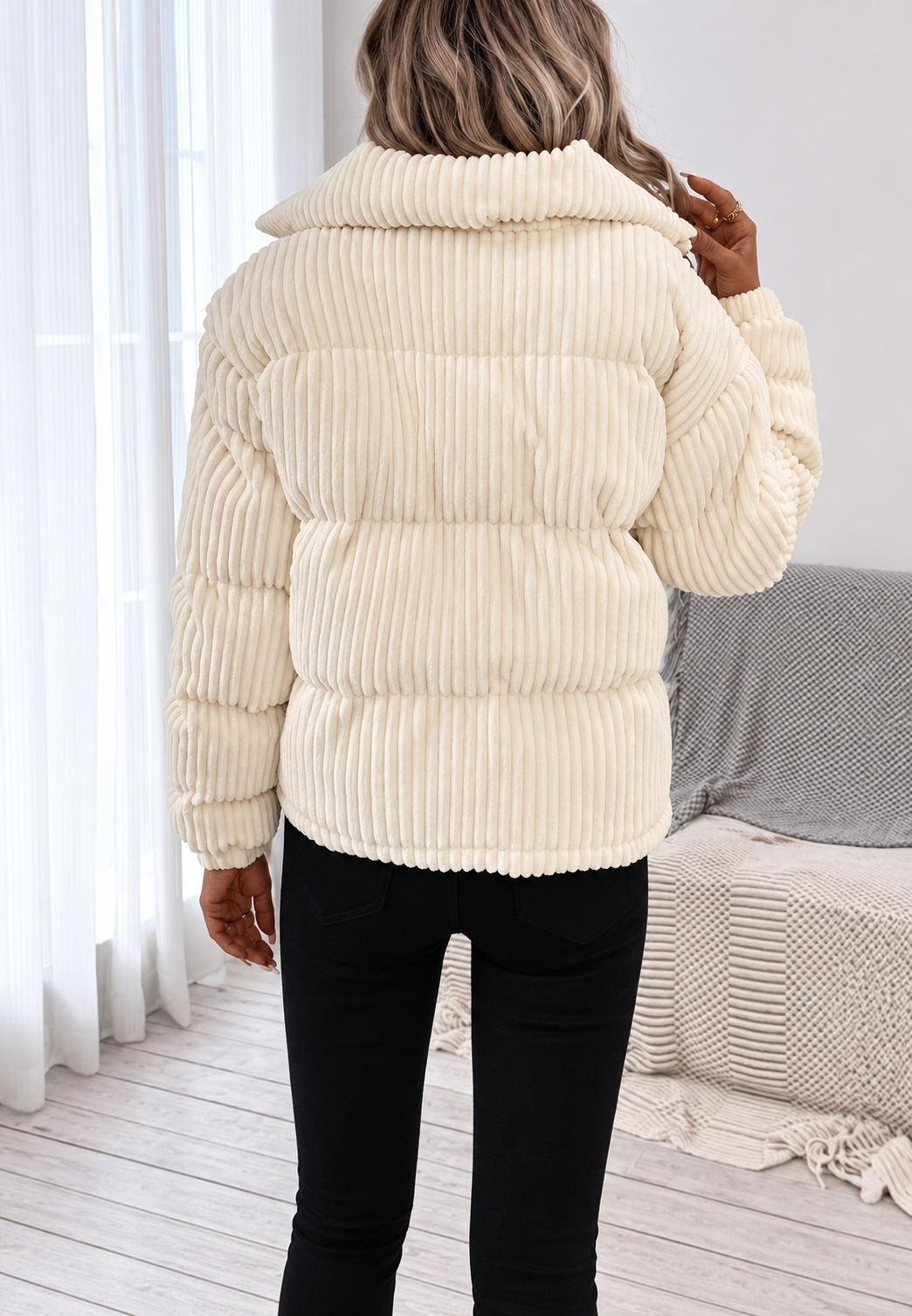 Modieuze beige damesjas voor de herfst, voorzien van hoge kraag, ritssluiting en praktische zijzakken.