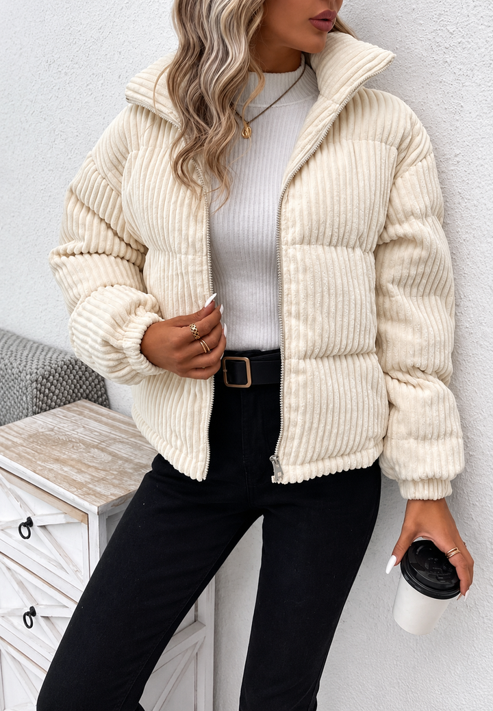 Stijlvolle beige dames bovenkleding met hoge kraag en rits, ideale herfstjas met zijzakken.