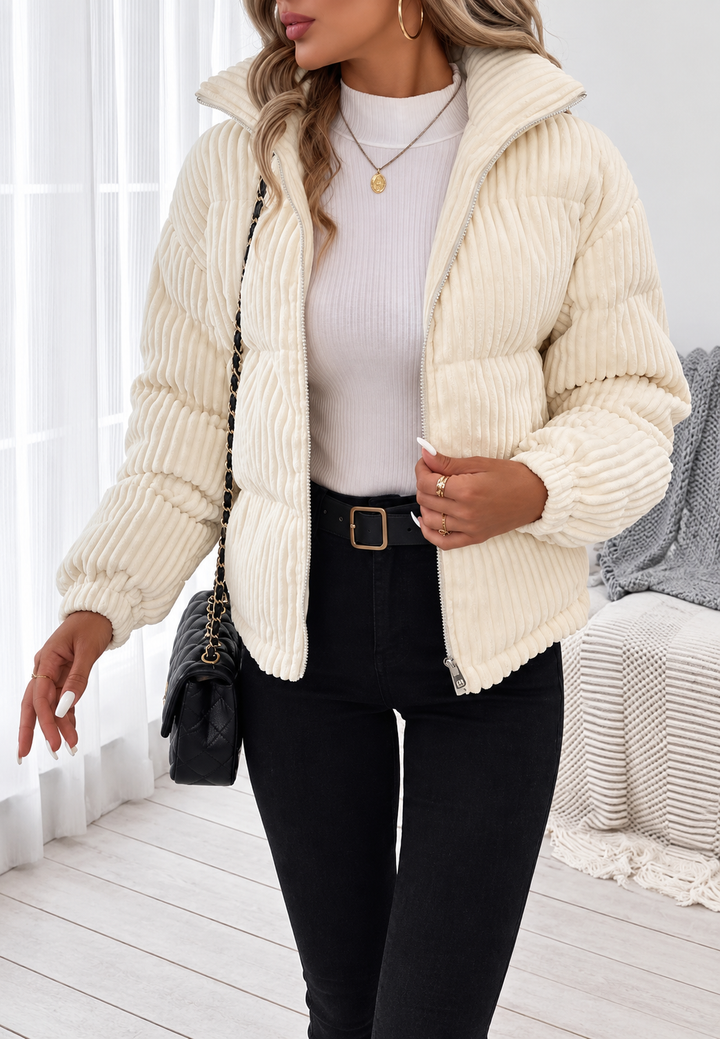 Beige dames herfstjas met hoge kraag en volledige rits, losse pasvorm, modieus en casual.