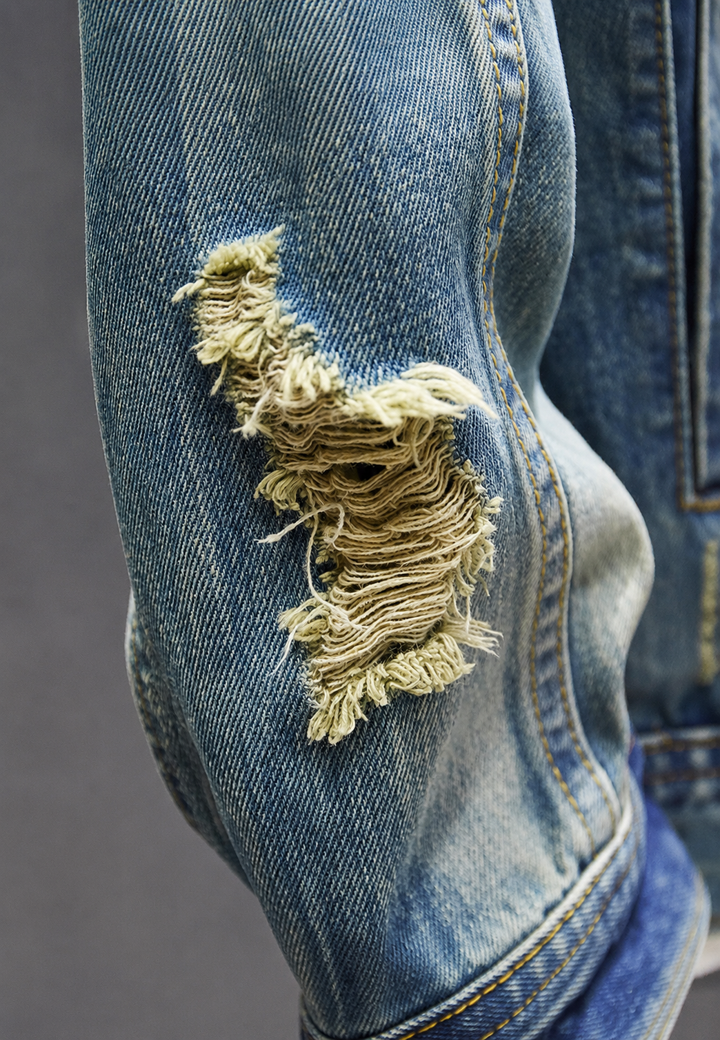 Modern blauw slim fit herenjasje met vintage wassing en distressed afwerking, ideaal voor gestylede outfits.