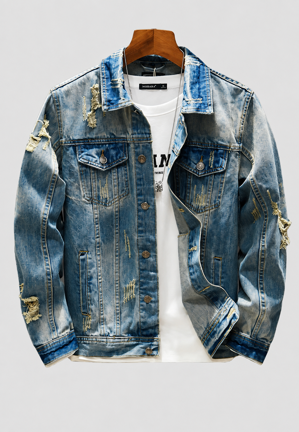 Modieus slim fit herenjasje in vintage blauw, met distressed details, perfect voor herfst casual outfits.