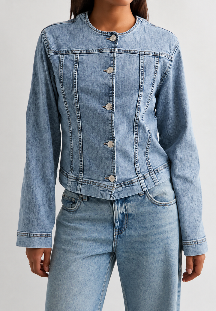 Blauw getailleerd damesjasje met ronde hals en lange mouwen, een elegante en veelzijdige keuze.