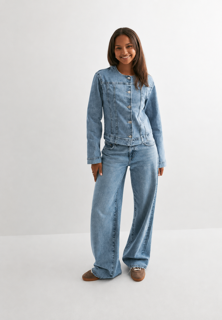 Veelzijdig getailleerd damesjasje met ronde hals. Perfect als casual blauwe bovenkleding.