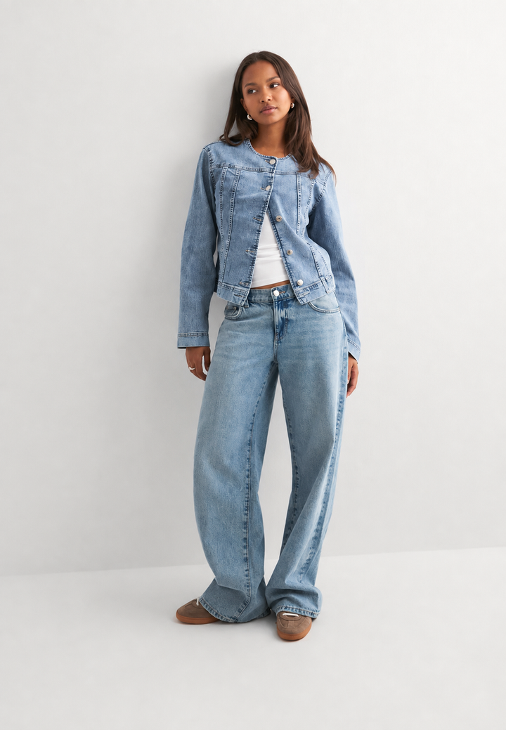 Stijlvol getailleerd dames jasje in blauw met ronde hals, ideaal voor lente/zomer mode.