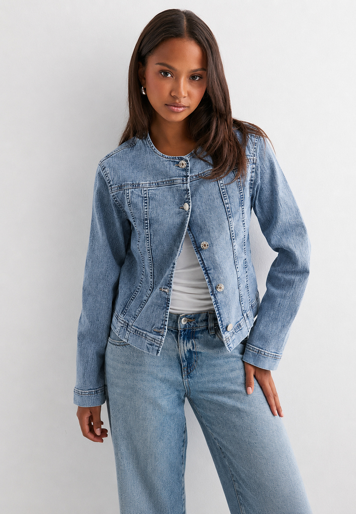 Elegant blauw dames jasje met ronde hals, getailleerd voor een stijlvolle voorjaarslook.